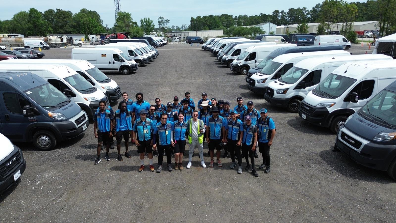 Equipo de ACI Logistics reunido frente a las camionetas antes de salir a ruta